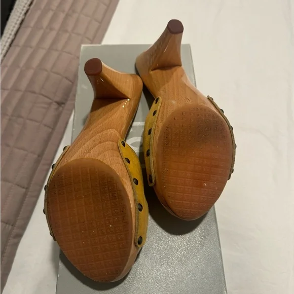 Chanel suede mustard mule heels, size 38 - Picture 3 of 4